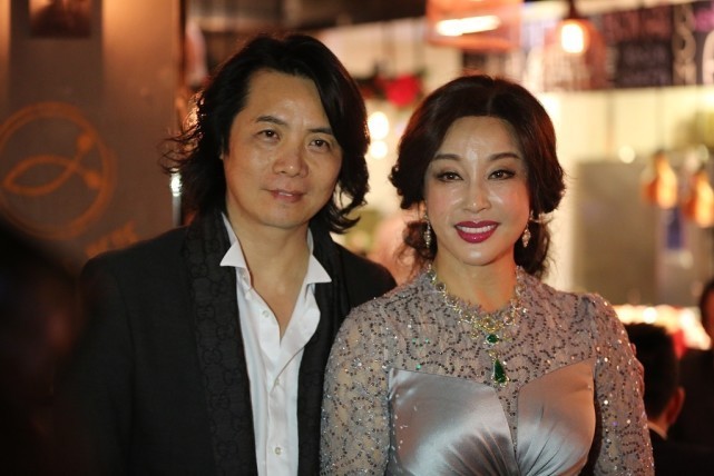 当65岁刘晓庆遇上66岁潘虹,年龄仅差1岁,气质和气场相差悬殊