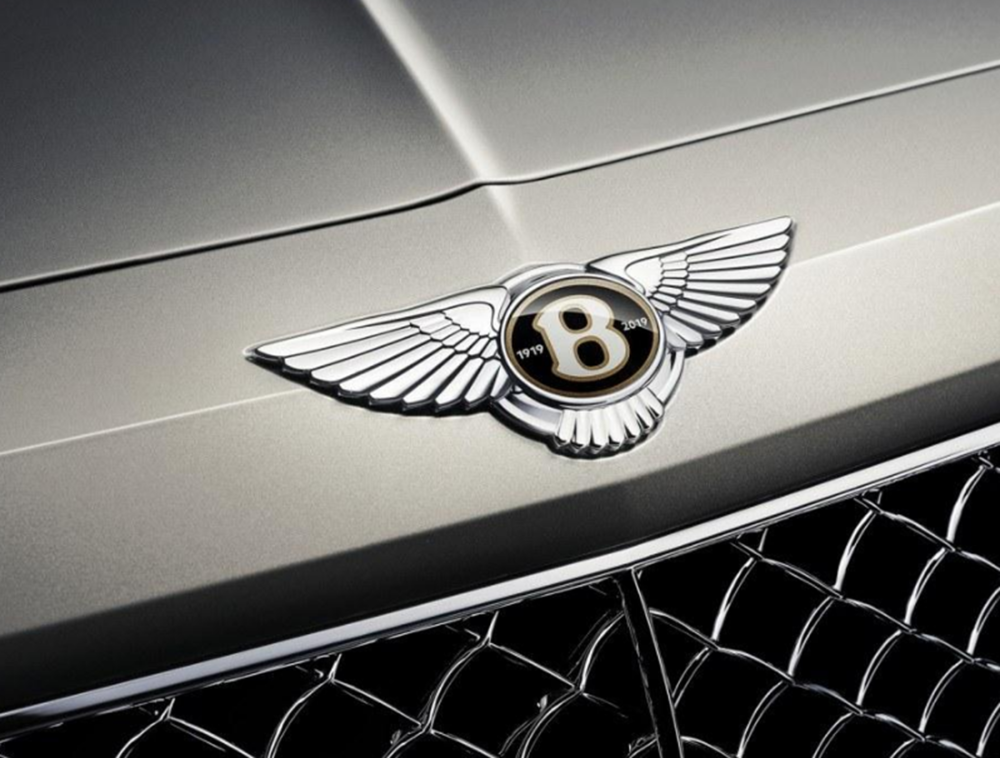 大妈骑车怼上宾利后备箱戳成大窟窿大妈还好是比亚迪