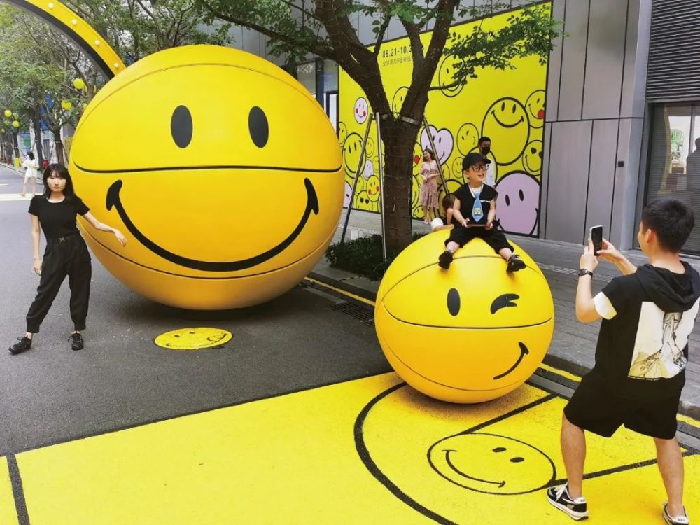 2020年8月31日,深圳,一座商场门外摆着巨型"表情包".