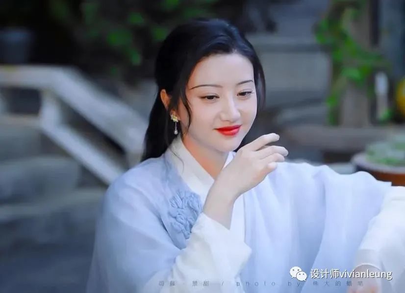 和传统的民族风相比,"生活在左"在风格品牌里,加入了汉服元素,采用