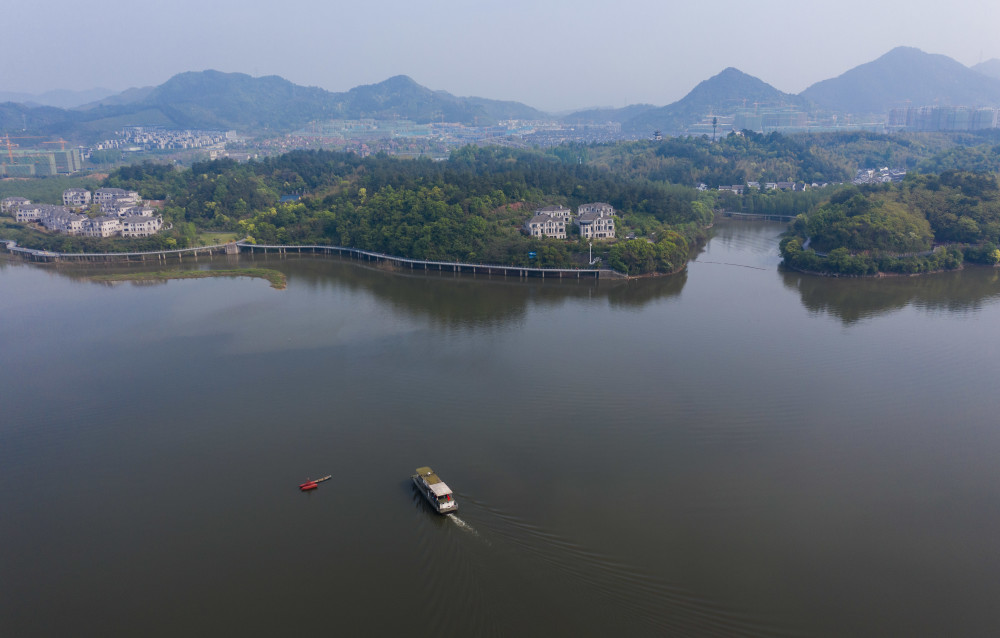 4月15日,遊客乘坐遊覽船遊覽杭州市臨安區青山湖國家森林公園(無人機