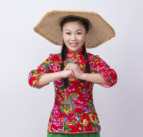 从一夜爆红到被骂"滚出娱乐圈",草帽姐徐桂花,后来怎么样了?