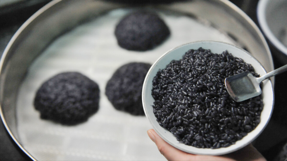 "三月三去我家吃乌米饭吧"丈夫:你家的乌米饭太贵了,我吃不起