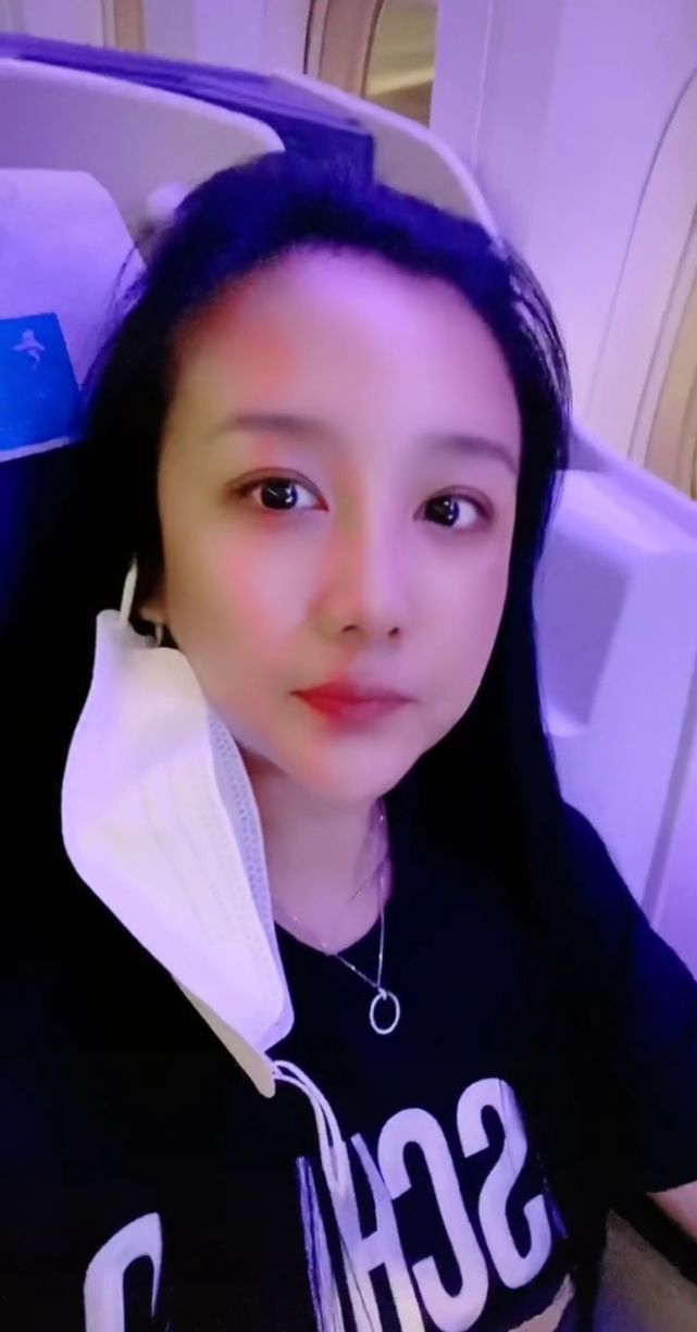 36岁歌手张冬玲大变样尖下巴大眼像网红与阿宝关系暧昧不清