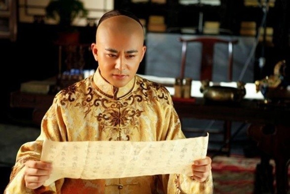 刚即位就遇到大难题!叔叔兄弟合伙造反,30岁的乾隆该怎么办