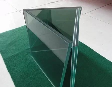 有双层,三层夹胶玻璃之分,三层隔音效果比双层更好.