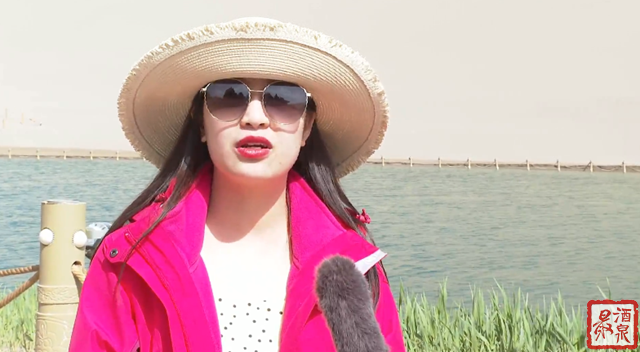 湖南游客苏丽说:"月牙泉的水特别清澈,看起来非常的舒服,泉边有芦苇