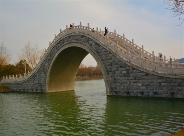 "雒江"又叫做雒水,洛水,也就是我们现在的石亭江.