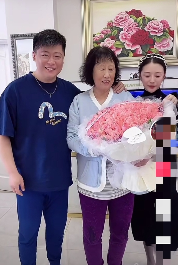 乡爱谢永强为母庆生豪购百束鲜花摆两蛋糕小12岁娇妻美艳动人