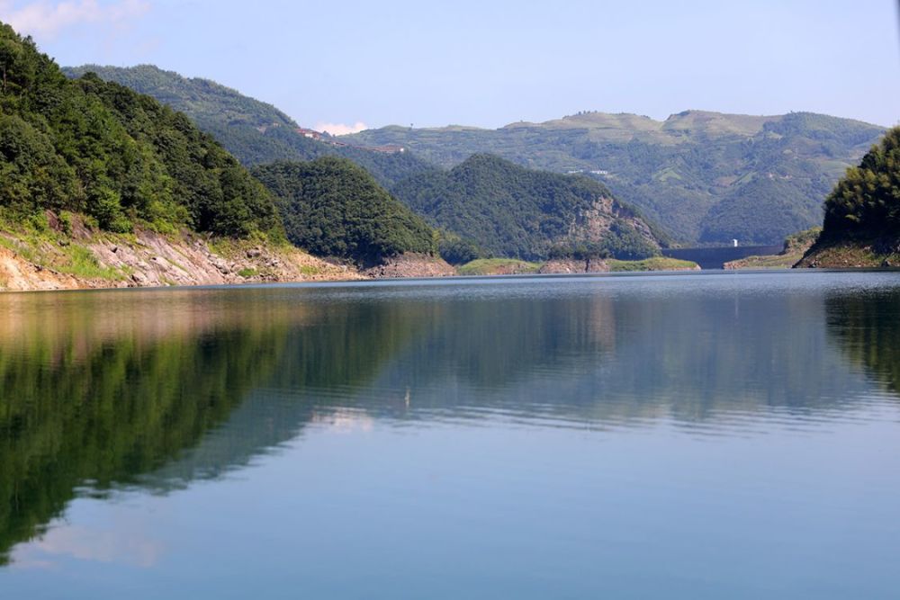 周公宅水库建成以来水位最低时排齐岭半出水面