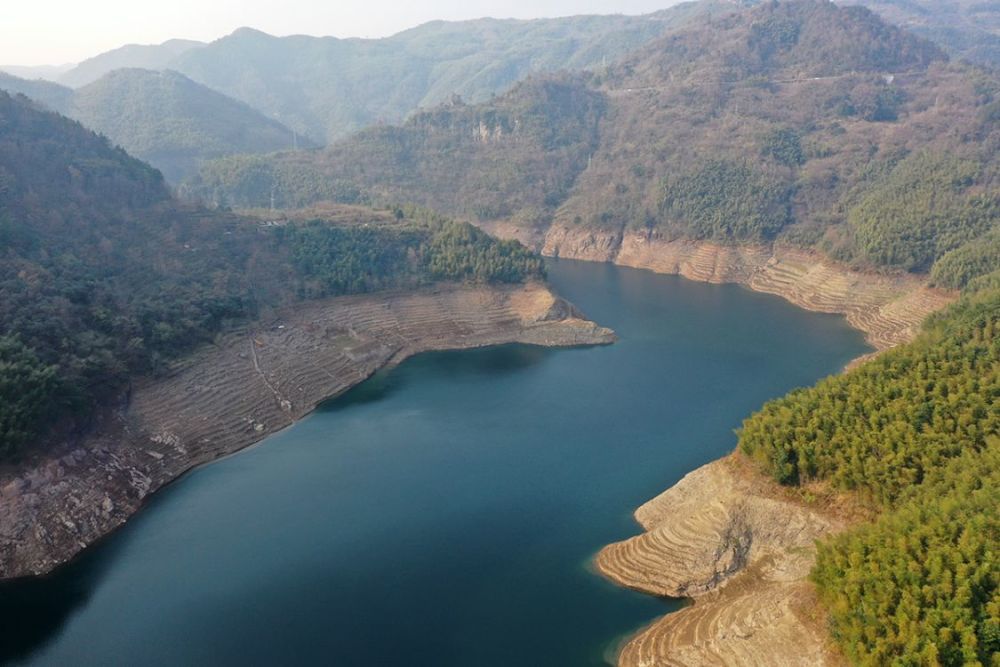 周公宅水库建成以来水位最低时排齐岭半出水面