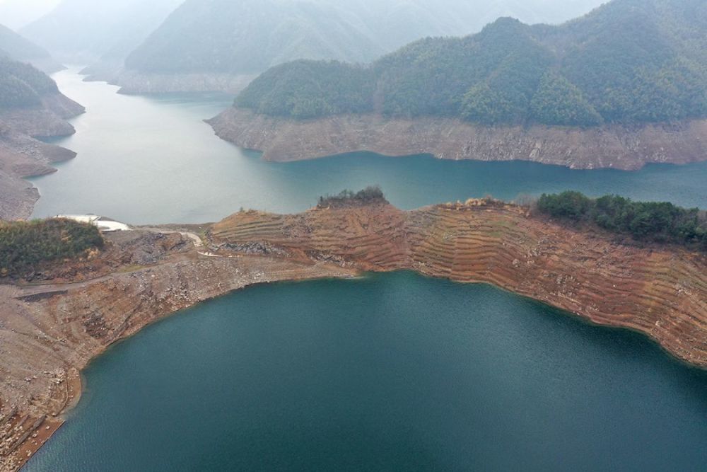 周公宅水库建成以来水位最低时排齐岭半出水面