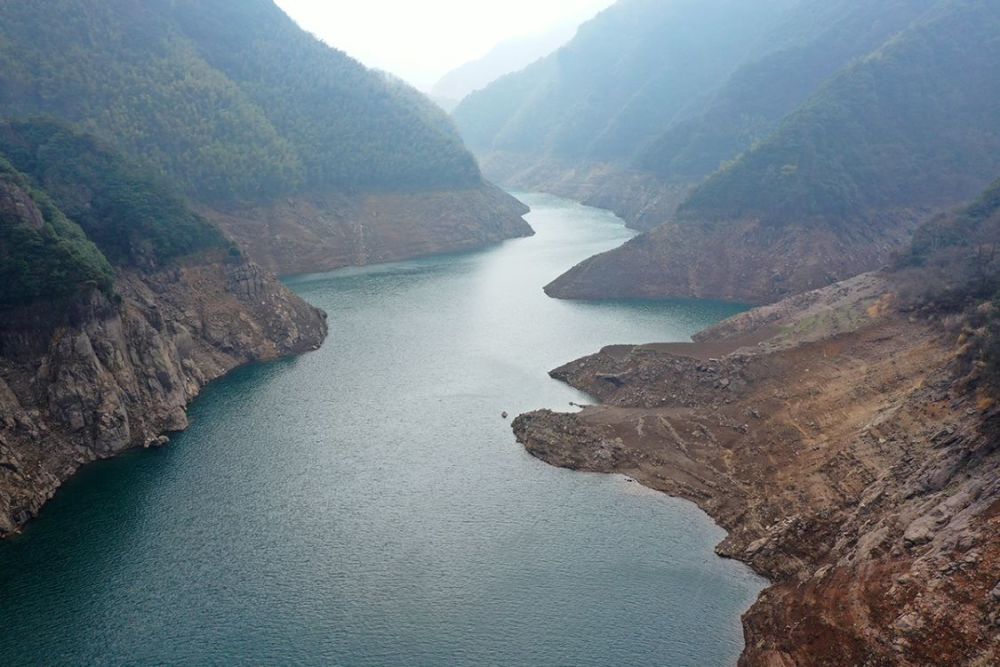 周公宅水库建成以来水位最低时排齐岭半出水面