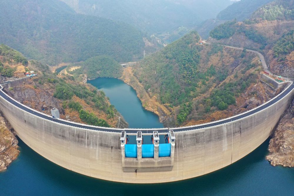 周公宅水库建成以来水位最低时排齐岭半出水面