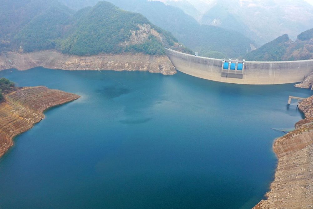 周公宅水库建成以来水位最低时排齐岭半出水面