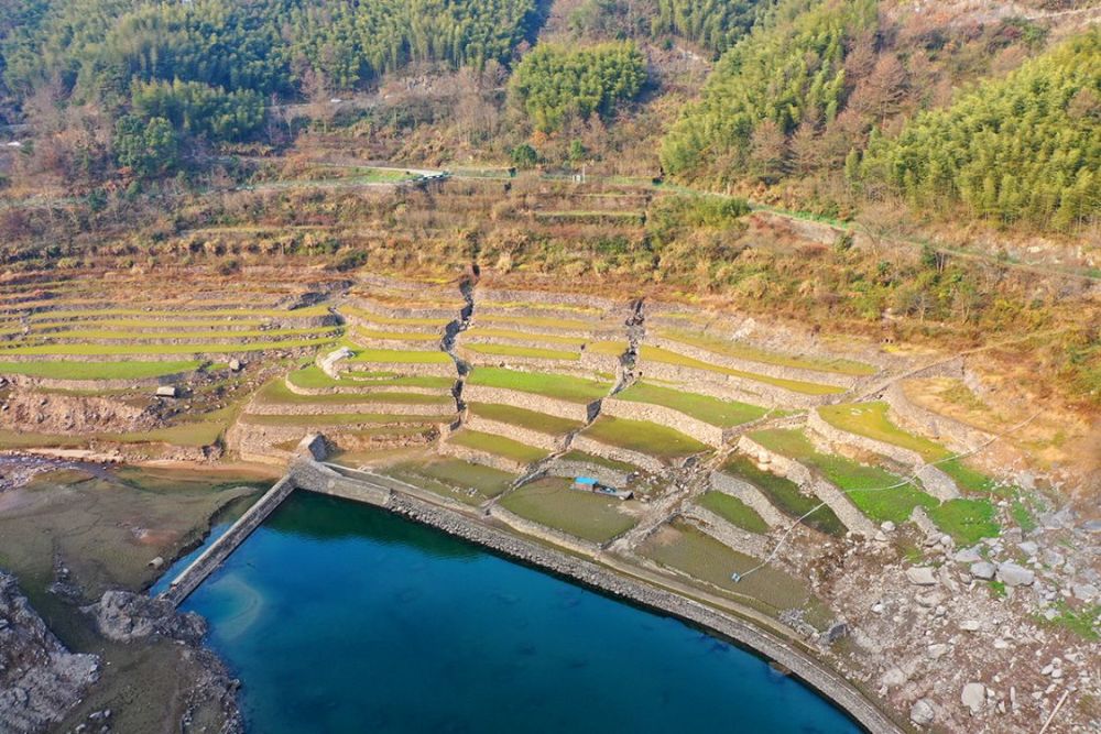 周公宅水库建成以来水位最低时排齐岭半出水面