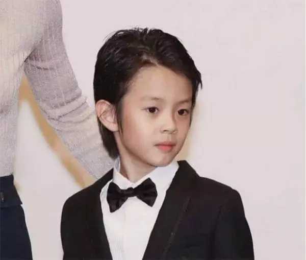 开幕式上,邓超孙俪一家四口应邀上台,邓超孙俪夫妇长子邓涵之一上场