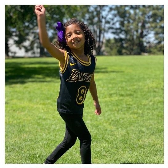 (21个月)身穿科比球衣外出游玩的照片,并附文:"lil mambacitasbianka