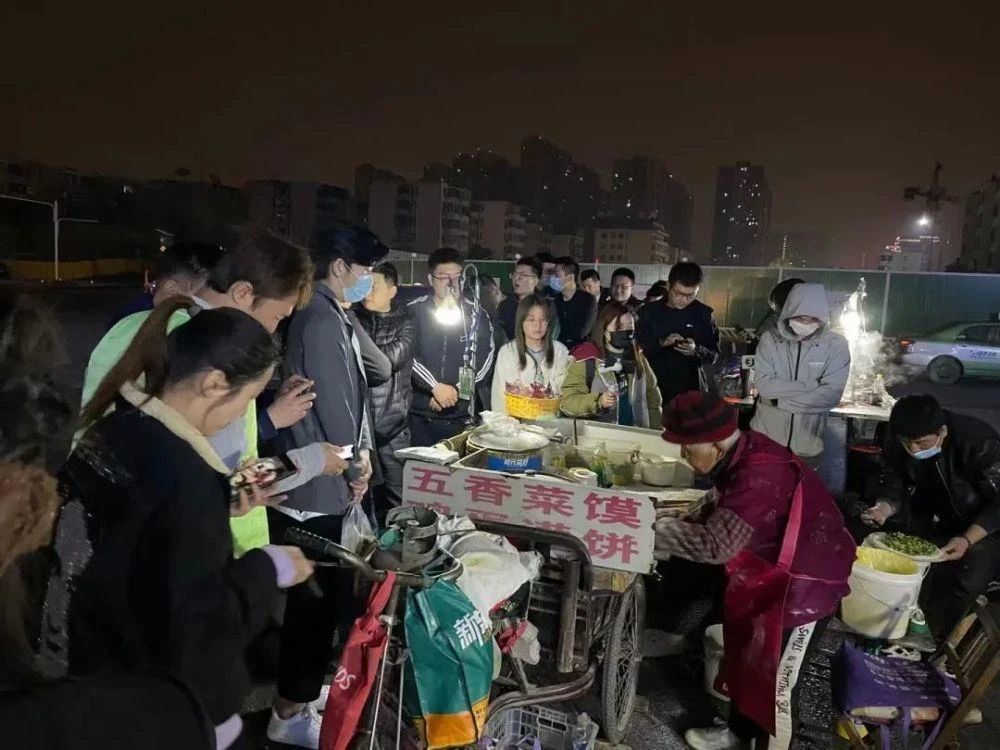 老奶奶摆摊卖菜馍过生活年轻人拿手机蹭流量讨饭吃吃相太难看