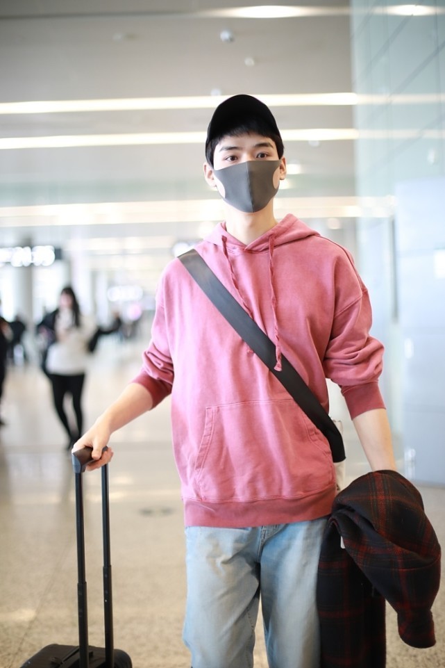 龚俊的粉色卫衣穿搭男生穿粉色有多好看?