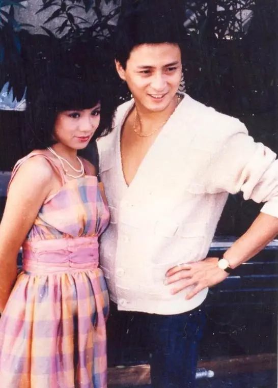 媒体拍到汤镇业跟吴君如等女星聚会,翁美玲就故意去舞厅跟男人跳舞