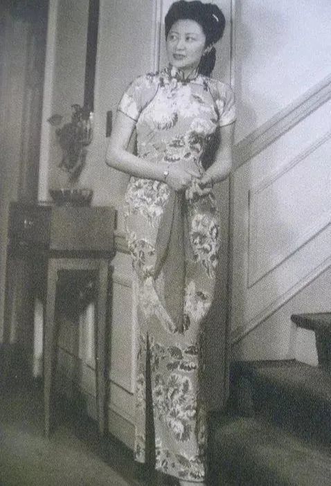 民国政府财政部部长宋子文的夫人张乐怡宋美龄宋美龄衣橱内的旗袍件数