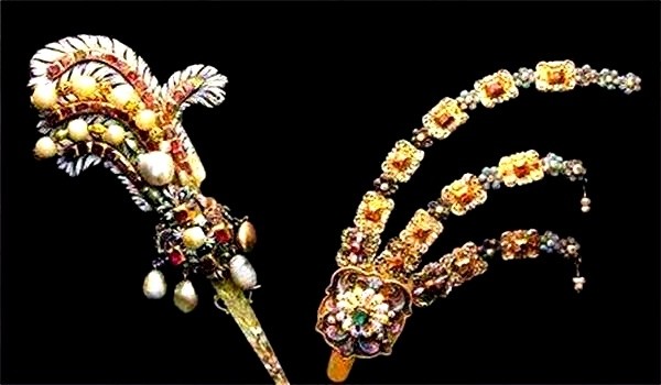 20余种罕见宝石随葬王后陵墓建成时一个富有的王朝开始衰落