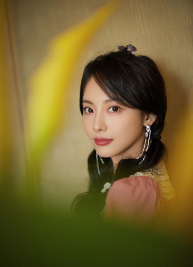 张嘉最新写真曝光穿粉色裙配双马尾甜美俏皮回到紫菱时期