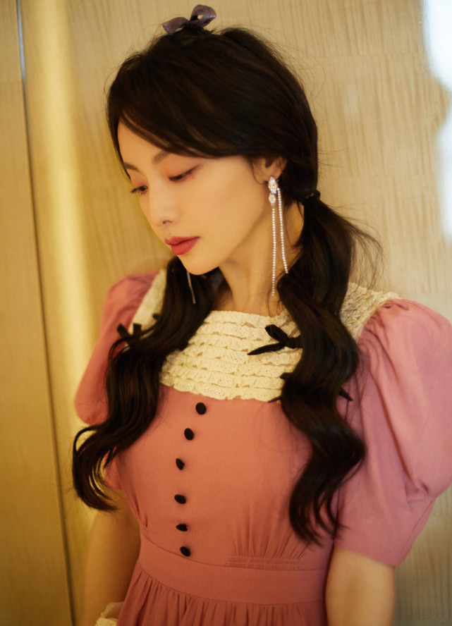 穿粉色裙配双马尾甜美俏皮,回到"紫菱"时期|张嘉|写真|紫菱|张嘉倪