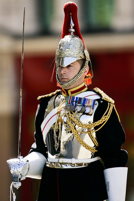 英国皇家卫队的红蓝骑兵团元帅和公主当上校哈里无权再穿军装