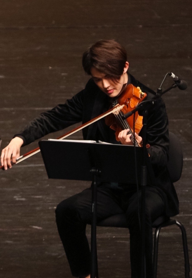 一直是个谜,网友也只是通过李柄熹穿衣打扮,名校毕业,学小提琴等背景