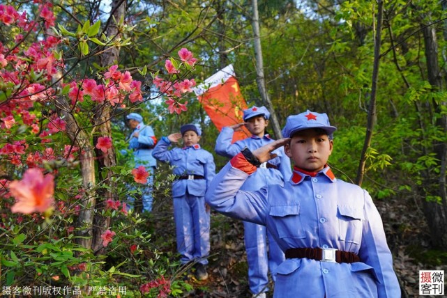 "若要盼得哟红军来,嶺上开遍哟映山红……"红军长征精神代代相传,"小