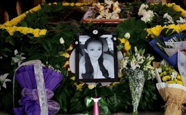 著名主持为给丈夫留后放弃抗癌,儿子百日宴离世,丈夫早另娶他人