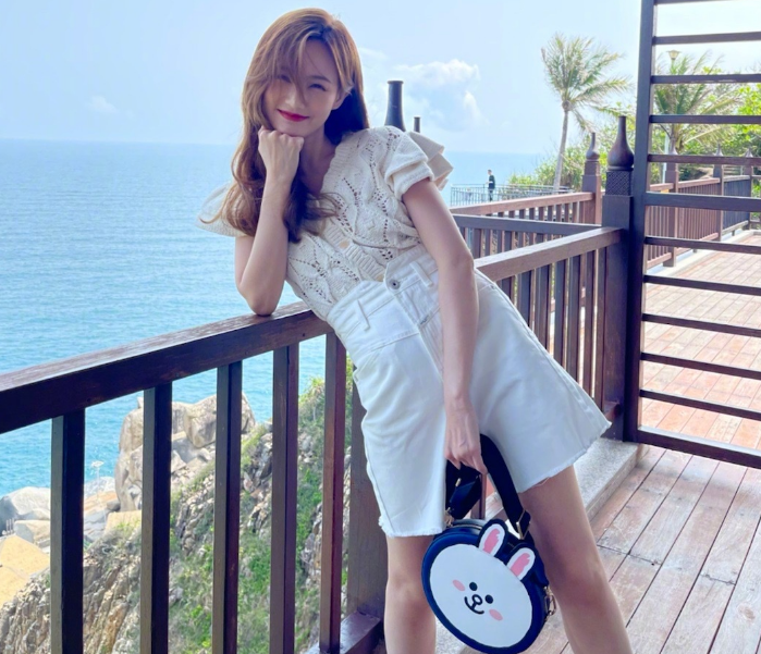 李一桐海边自拍长发随风飘扬对镜头比剪刀手笑到眼睛弯成月牙