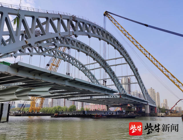 江苏最宽桁架拱桥扬州万福快速路跨京杭大运河桥桥面合龙