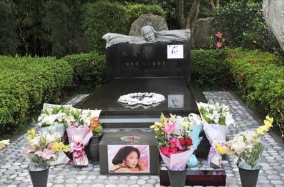 1995年邓丽君猝死,未婚夫阻止尸检,25年后钟南山揭开死亡原因
