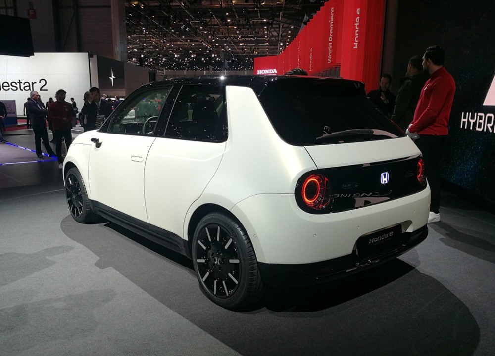 全新本田微型车亮相或将3万起售外观呆萌内饰配5块液晶屏