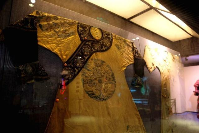 无疑是和硕荣宪公主身上穿的哪件珍珠团龙袍,这件龙袍堪称是巧夺天工