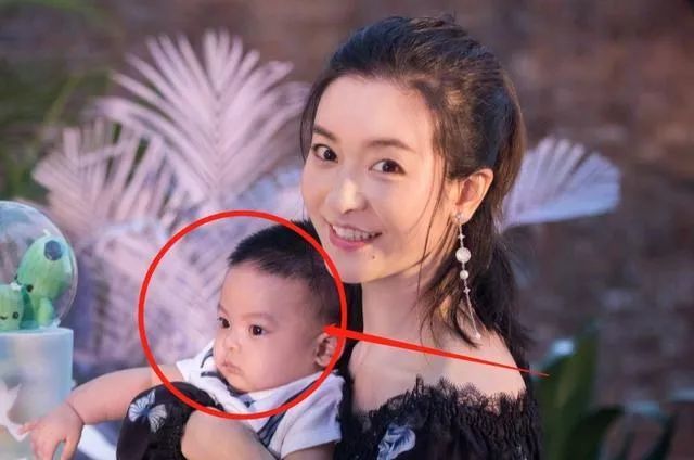 有种"遗传"叫李晟的儿子,五官长得随妈妈,肤色却像极了李佳航