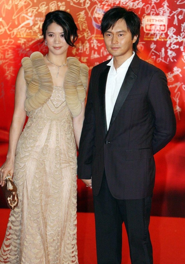 袁咏仪挺会保养的,穿黑色纱裙也挺年轻,但张智霖的胡子有点显老