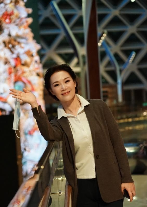 著名歌唱家吕薇近照好嫩49岁至今单身还嫌弃工作人员呼吸重