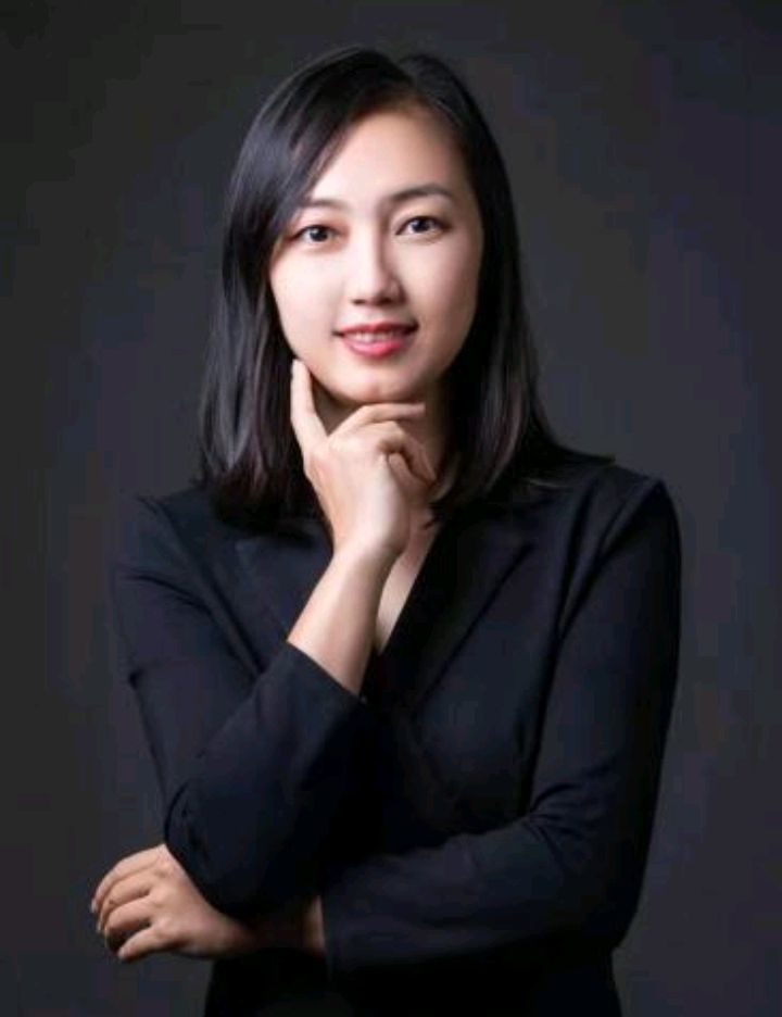 28岁任副教授,现已是院长,博士生导师,被称为美女老师的梁静