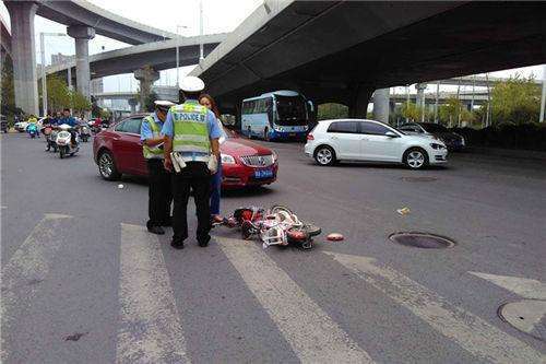 开车撞了闯红灯的行人或电动车车主要不要负责交警给出答案