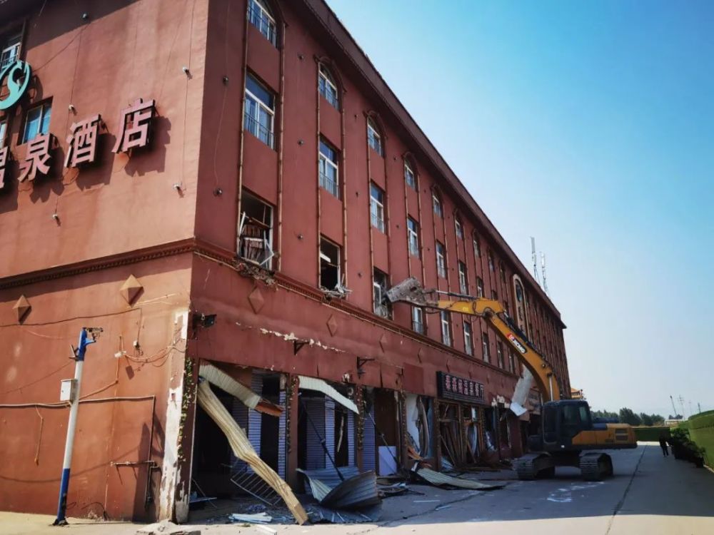 小板桥街道依法拆除泰森阁酒店违法建筑