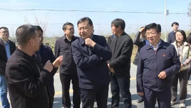 4月14日,由省委组织部副部长,省公务员局局长鲁锋带队的调研组来洛川