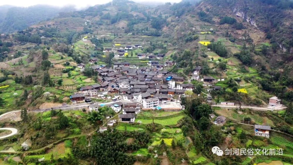 八郎村位于剑河县城西面,是革东镇的一个行政村,东接屯州,西临辣子,南