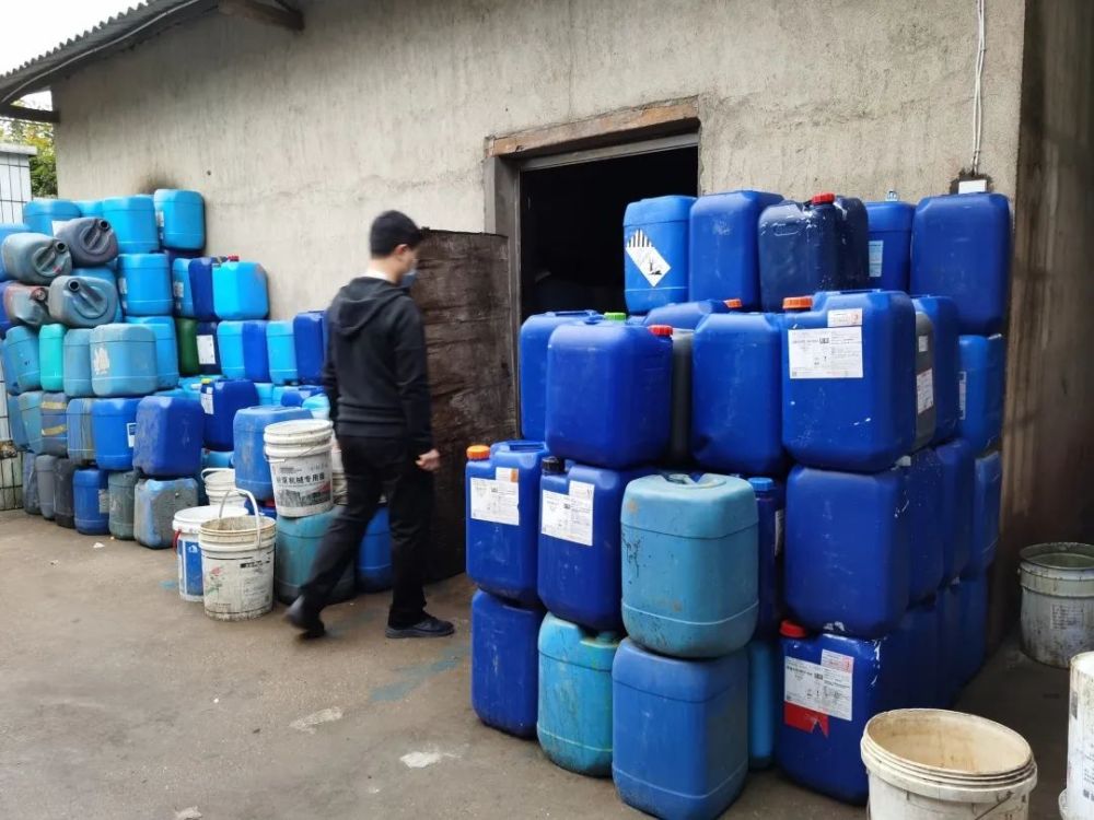 黄兴镇政府连夜行动,对该窝点迅速执法清查,现场查获疑似环己烷,二氯