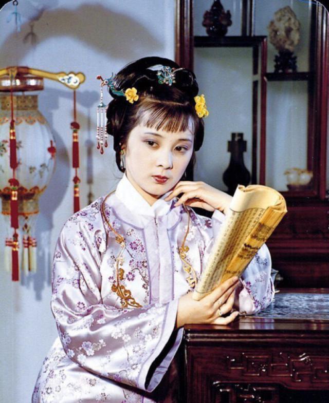 贾惜春是宁国府贾敬的嫡女,贾珍的胞妹.