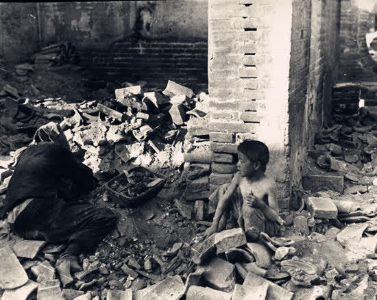 1940年华北老照片,图2女子在废墟中找食物,图5是缴获鬼子的物资
