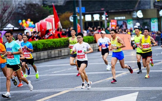 4月24日2021眉山东坡半程马拉松鸣枪起跑